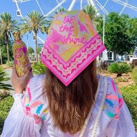 🌞 Lilly Pulitzer, "Be The Sunshine" Bursting Floral Bandana Scarf - Picture 7 of 16